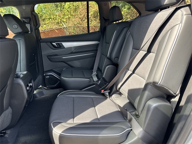 Buick Enclave Vehicle Full-screen Gallery Image 22