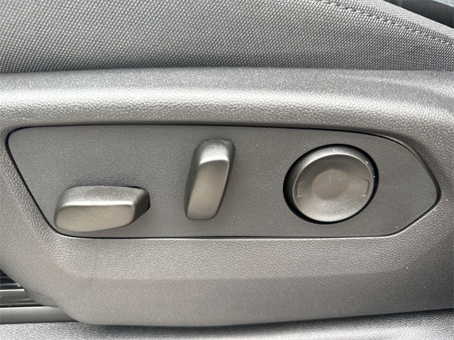 GMC Sierra 1500 Vehicle Full-screen Gallery Image 12