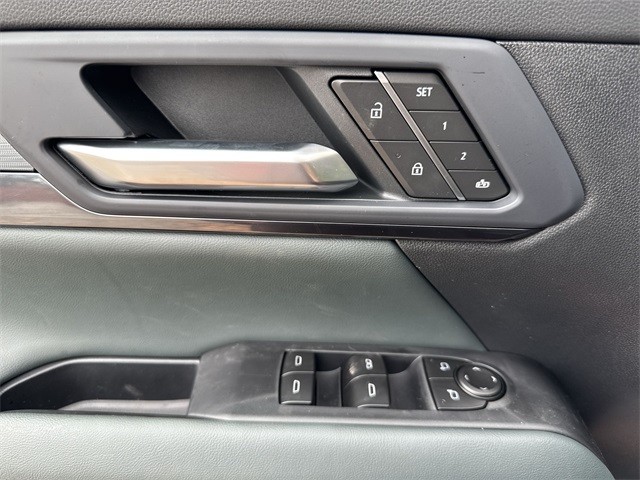 GMC Terrain Vehicle Full-screen Gallery Image 13