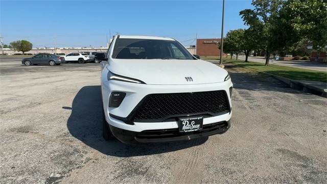 Buick Enclave Vehicle Full-screen Gallery Image 03