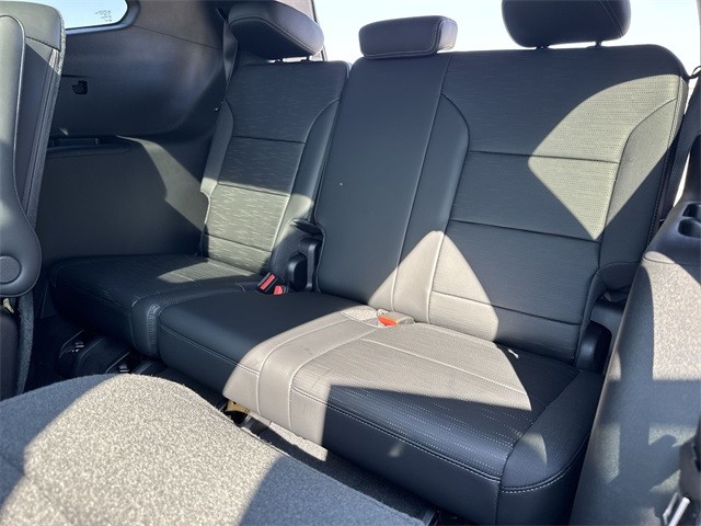 Buick Enclave Vehicle Full-screen Gallery Image 24