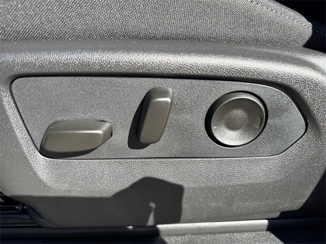 GMC Sierra 1500 Vehicle Full-screen Gallery Image 12