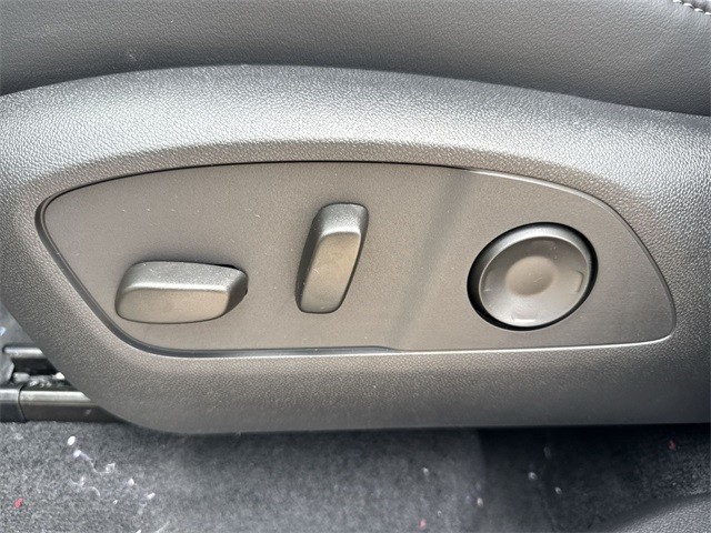 Buick Enclave Vehicle Full-screen Gallery Image 12