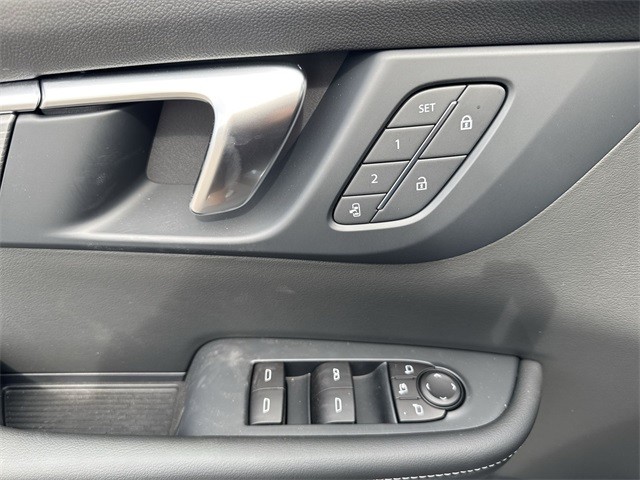 Buick Enclave Vehicle Full-screen Gallery Image 13