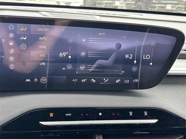 Buick Enclave Vehicle Full-screen Gallery Image 19