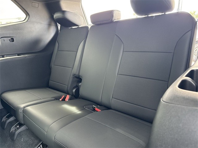 Buick Enclave Vehicle Full-screen Gallery Image 24