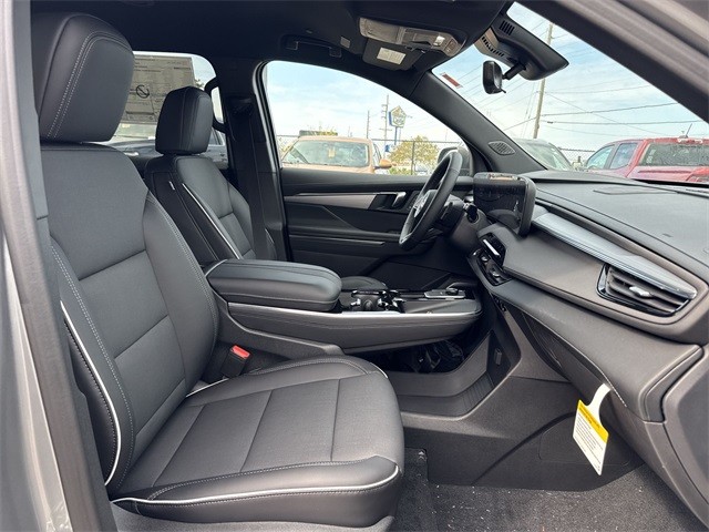 Buick Enclave Vehicle Full-screen Gallery Image 26