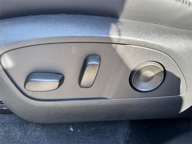 Buick Enclave Vehicle Full-screen Gallery Image 12