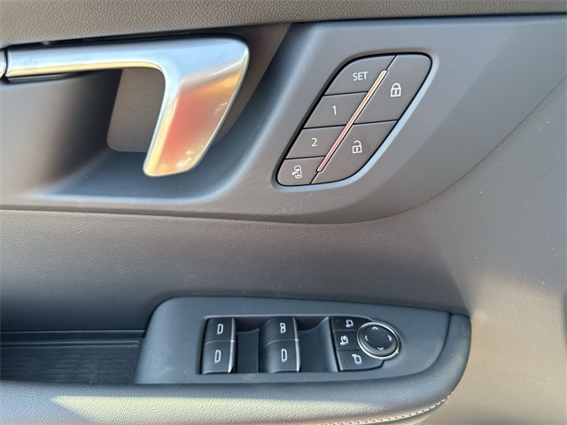 Buick Enclave Vehicle Full-screen Gallery Image 13