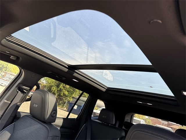 Buick Enclave Vehicle Full-screen Gallery Image 22