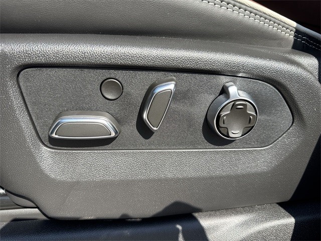 GMC Sierra 1500 Vehicle Full-screen Gallery Image 12