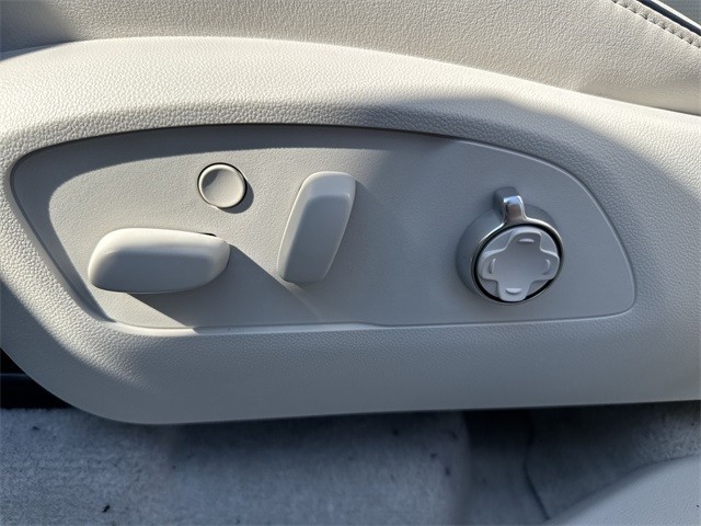 Buick Enclave Vehicle Full-screen Gallery Image 12