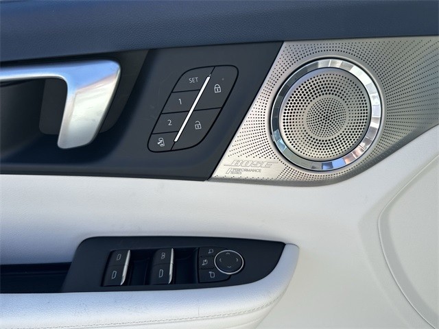 Buick Enclave Vehicle Full-screen Gallery Image 13