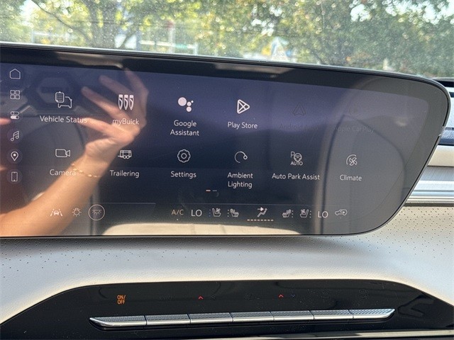 Buick Enclave Vehicle Full-screen Gallery Image 16