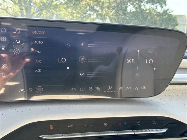 Buick Enclave Vehicle Full-screen Gallery Image 19