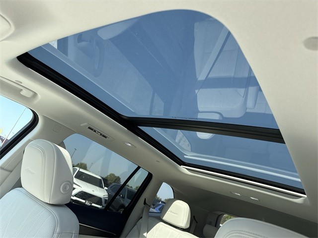 Buick Enclave Vehicle Full-screen Gallery Image 22