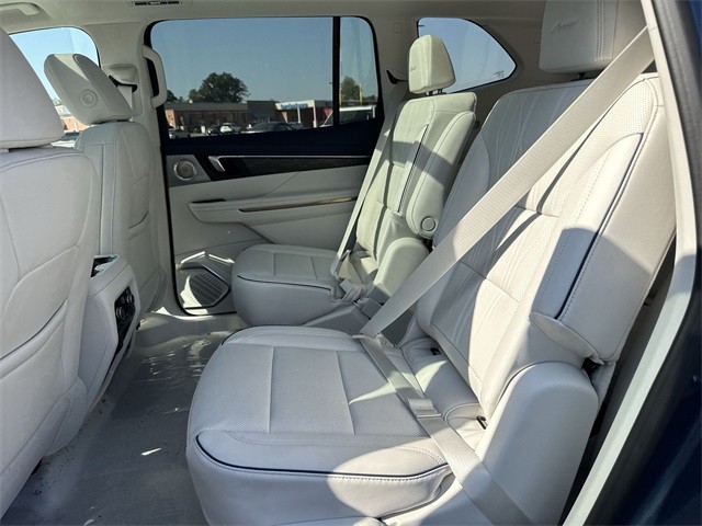 Buick Enclave Vehicle Full-screen Gallery Image 23