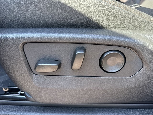 GMC Sierra 1500 Vehicle Full-screen Gallery Image 12