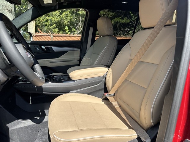 Buick Enclave Vehicle Full-screen Gallery Image 11