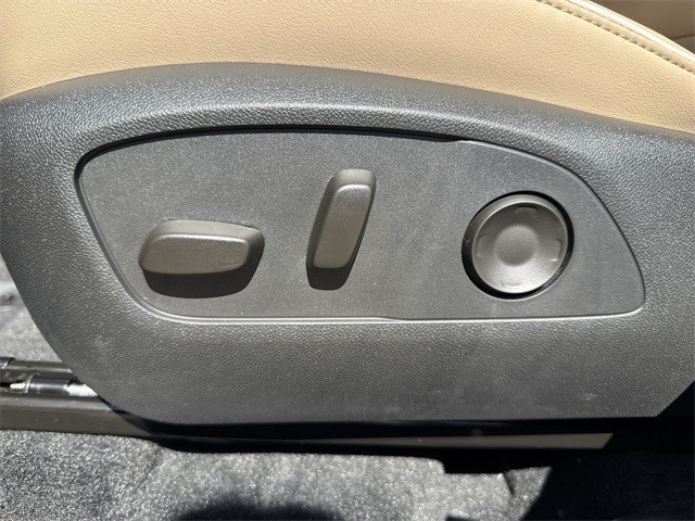 Buick Enclave Vehicle Full-screen Gallery Image 12