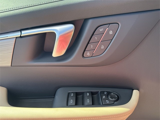 Buick Enclave Vehicle Full-screen Gallery Image 13