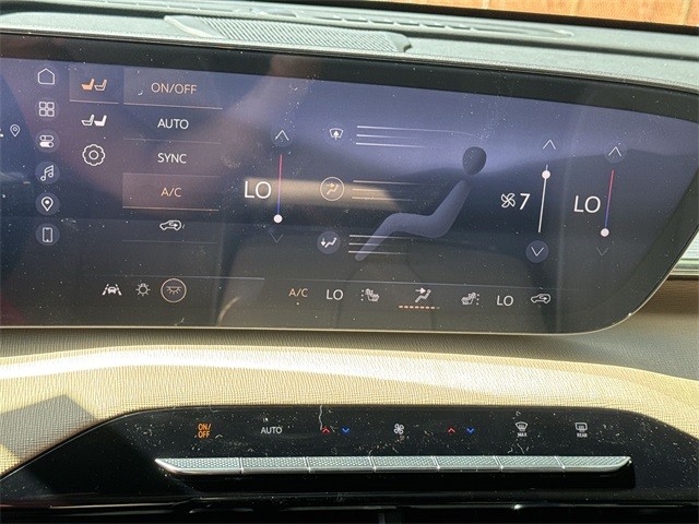 Buick Enclave Vehicle Full-screen Gallery Image 19