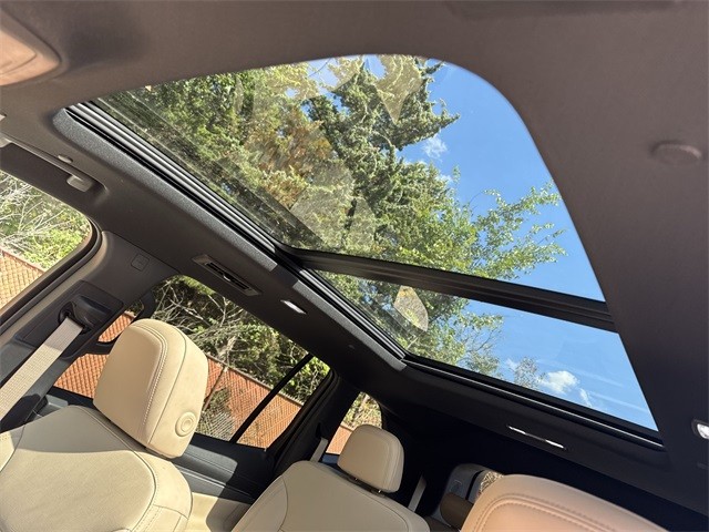 Buick Enclave Vehicle Full-screen Gallery Image 22