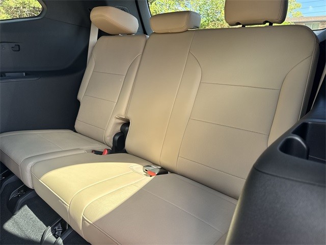 Buick Enclave Vehicle Full-screen Gallery Image 24