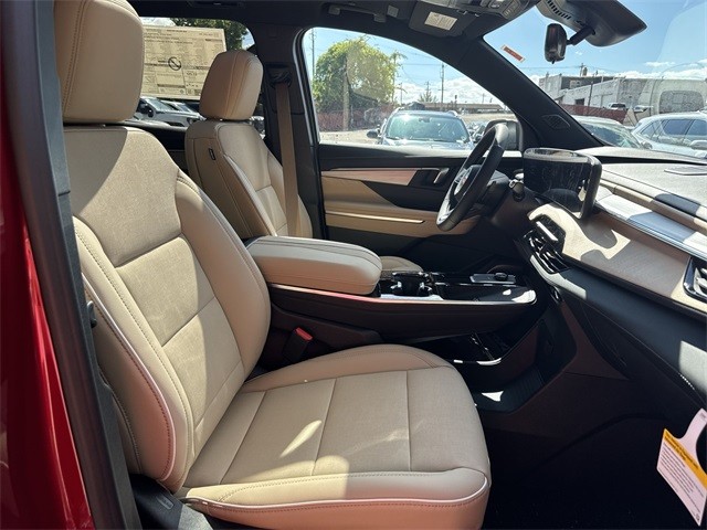 Buick Enclave Vehicle Full-screen Gallery Image 26