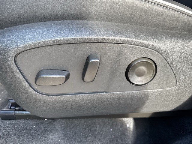 Buick Enclave Vehicle Full-screen Gallery Image 12