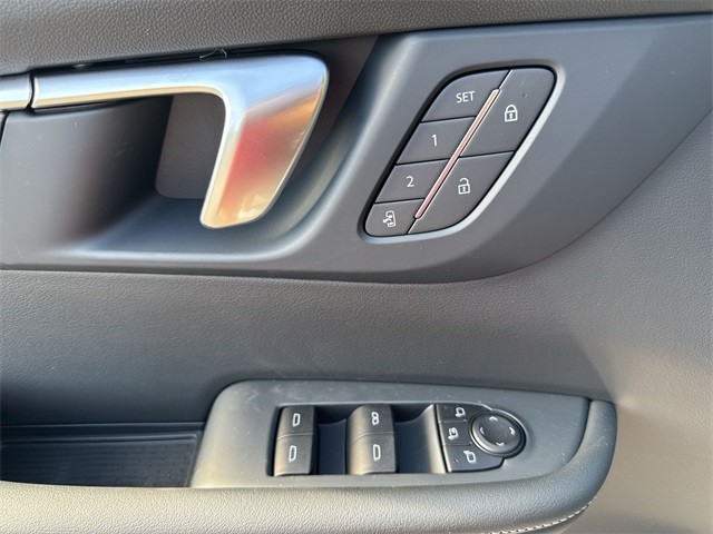 Buick Enclave Vehicle Full-screen Gallery Image 13