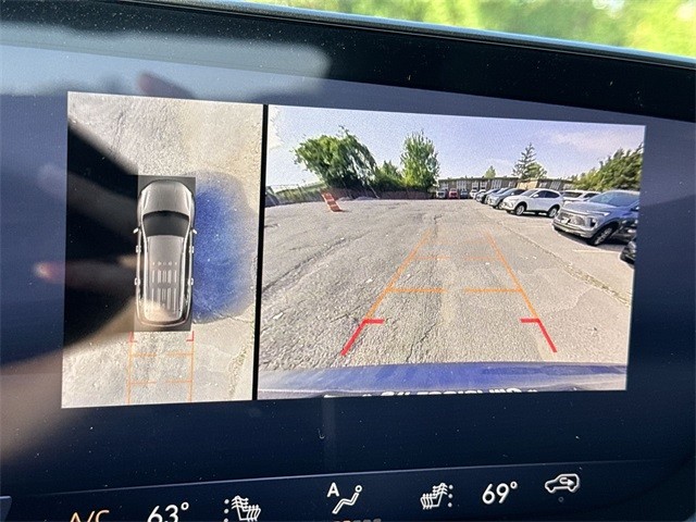 Buick Enclave Vehicle Full-screen Gallery Image 17