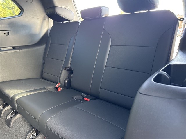 Buick Enclave Vehicle Full-screen Gallery Image 23