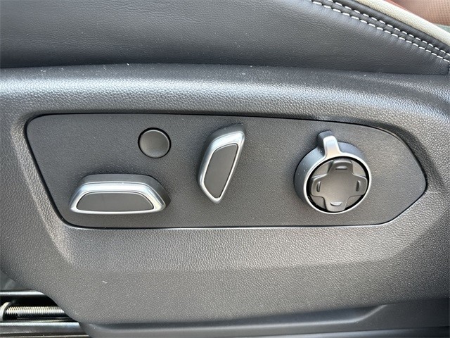 GMC Sierra 1500 Vehicle Full-screen Gallery Image 12