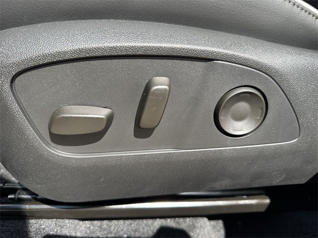 Buick Enclave Vehicle Full-screen Gallery Image 12