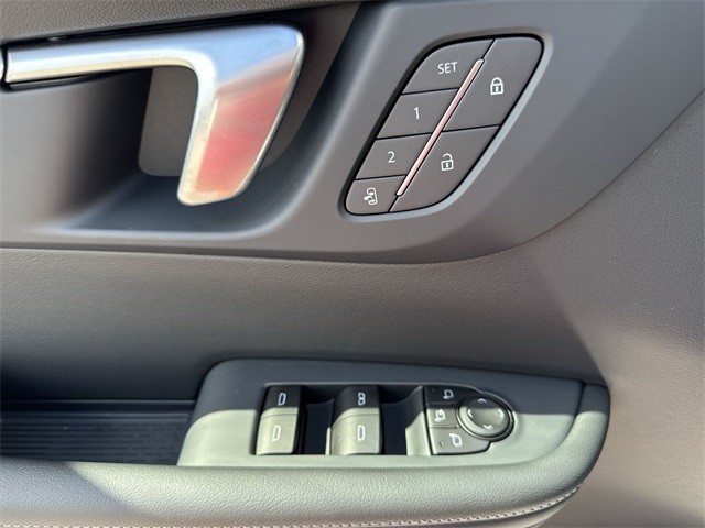 Buick Enclave Vehicle Full-screen Gallery Image 13