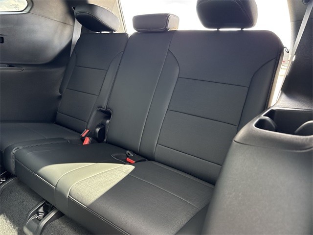 Buick Enclave Vehicle Full-screen Gallery Image 24