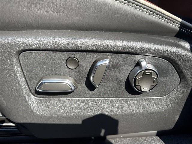 GMC Sierra 1500 Vehicle Full-screen Gallery Image 12