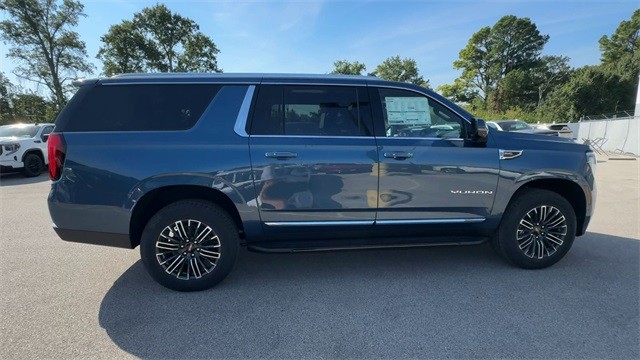 GMC Yukon XL Vehicle Full-screen Gallery Image 09