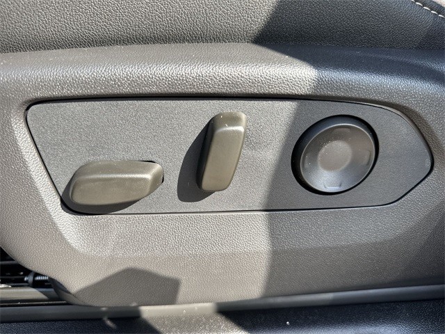 GMC Yukon XL Vehicle Full-screen Gallery Image 12