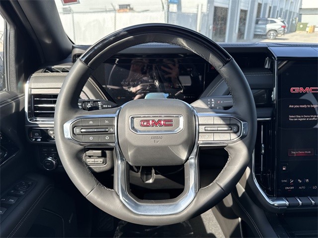 GMC Yukon XL Vehicle Full-screen Gallery Image 14