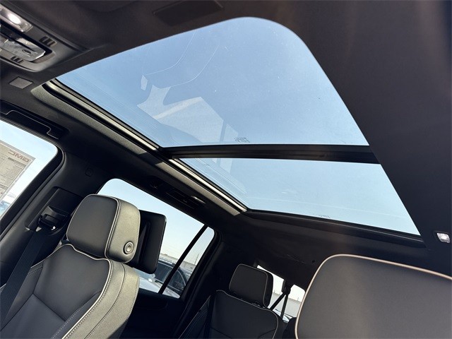 GMC Yukon XL Vehicle Full-screen Gallery Image 22