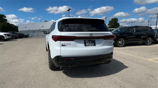 Buick Enclave Vehicle Full-screen Gallery Image 07