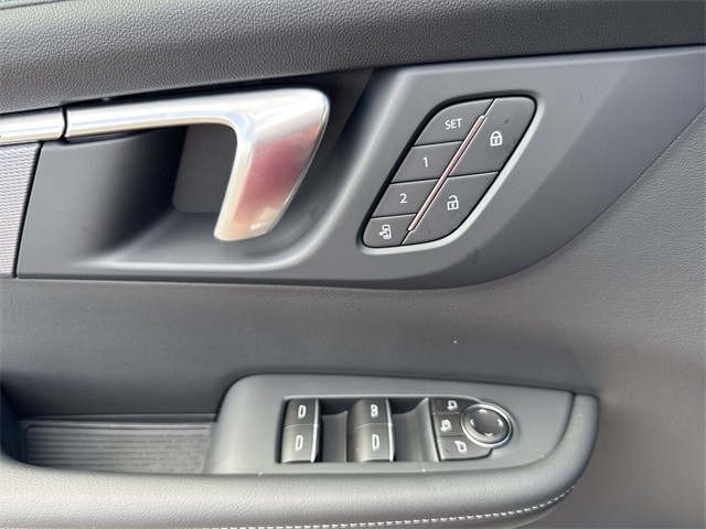 Buick Enclave Vehicle Full-screen Gallery Image 13