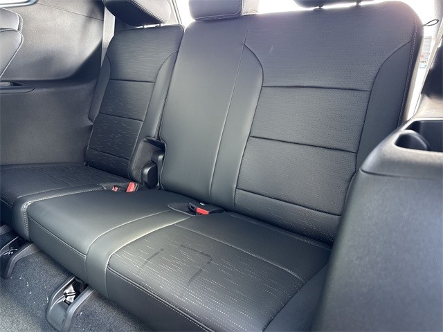 Buick Enclave Vehicle Full-screen Gallery Image 24