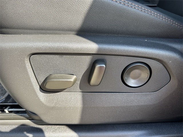 GMC Sierra 1500 Vehicle Full-screen Gallery Image 12