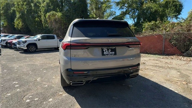Buick Enclave Vehicle Full-screen Gallery Image 07