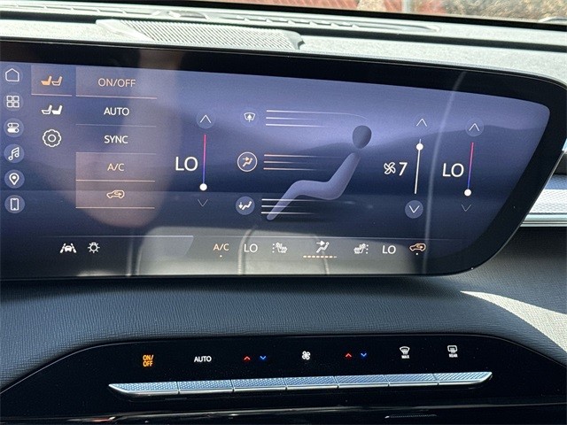 Buick Enclave Vehicle Full-screen Gallery Image 19