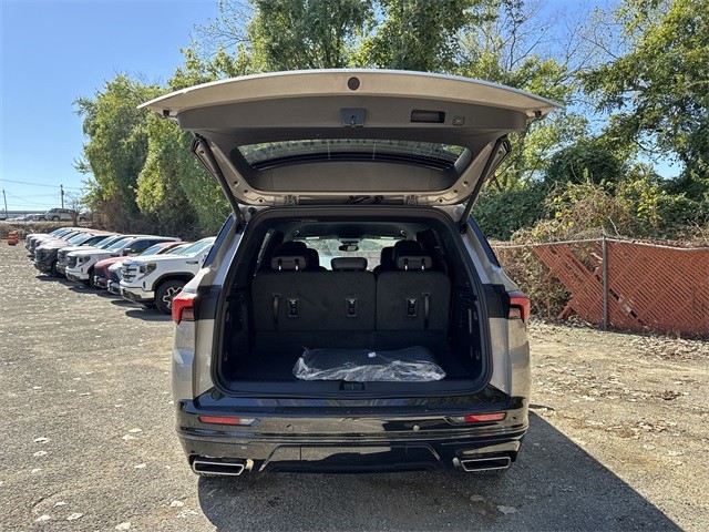 Buick Enclave Vehicle Full-screen Gallery Image 24