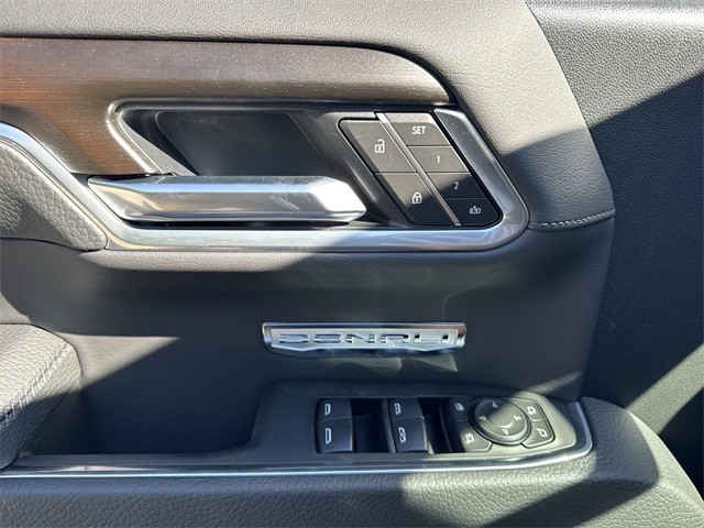 GMC Sierra 1500 Vehicle Full-screen Gallery Image 13